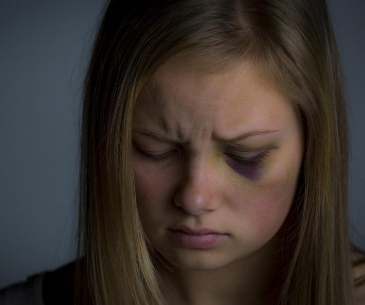 Mujer causa daño a su hija y luego se suicida en SFM