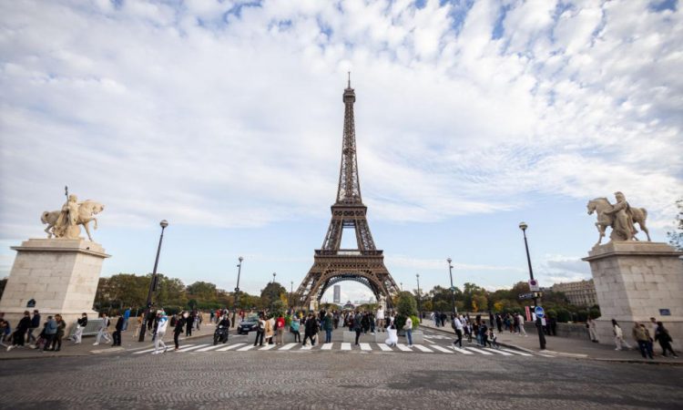 Torre Eiffel es evacuada temporalmente por a un cortocircuito en los ascensores