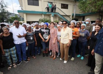 Raquel Peña supervisa distribución de más de 32 mil raciones alimenticias