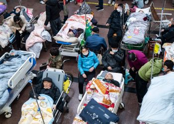 Brote viral en China colapsa hospitales, autoridades piden calma