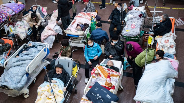 Brote viral en China colapsa hospitales, autoridades piden calma