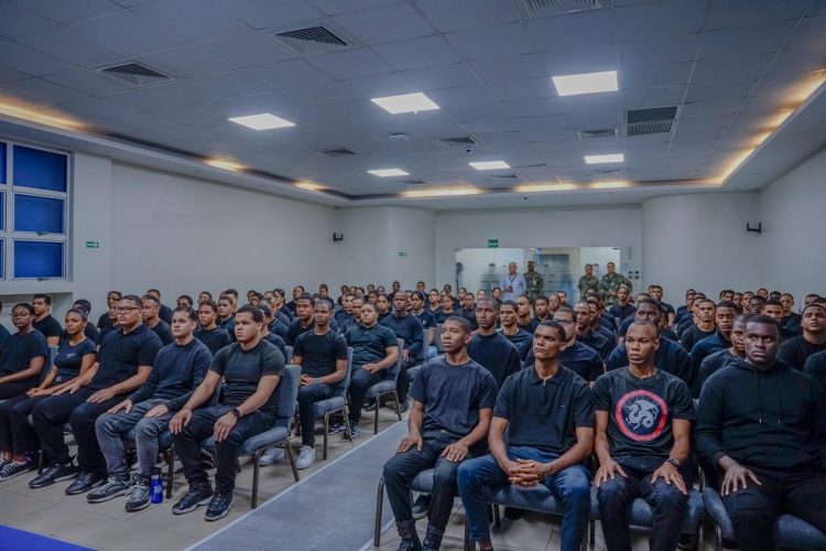 Migración entrena nuevos agentes especializados para reforzar interdicción