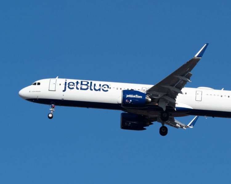 Hallan dos cuerpos en avión de JetBlue en Florida
