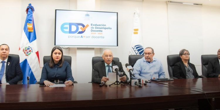 Ministerio de Educación anuncia evaluación de desempeño docente iniciará en abril