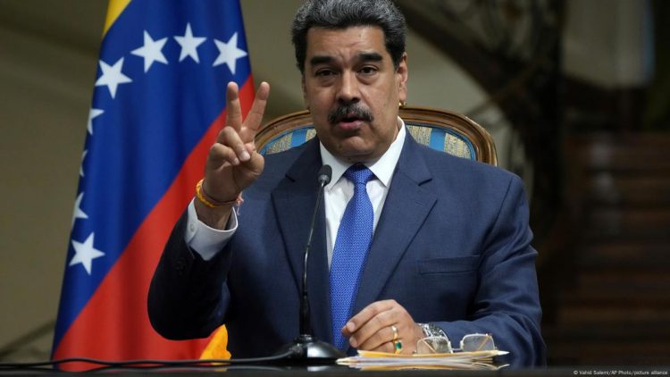 Nicolás Maduro dice que se prepara para una “lucha armada” en defensa de la “democracia”