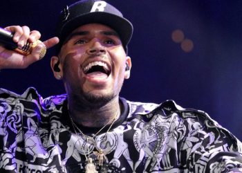 Chris Brown demanda a Warner Bros. por documental "A history of violence"
