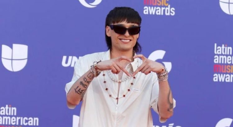 Peso Pluma vinculado al cártel de Sinaloa por volantes de avioneta