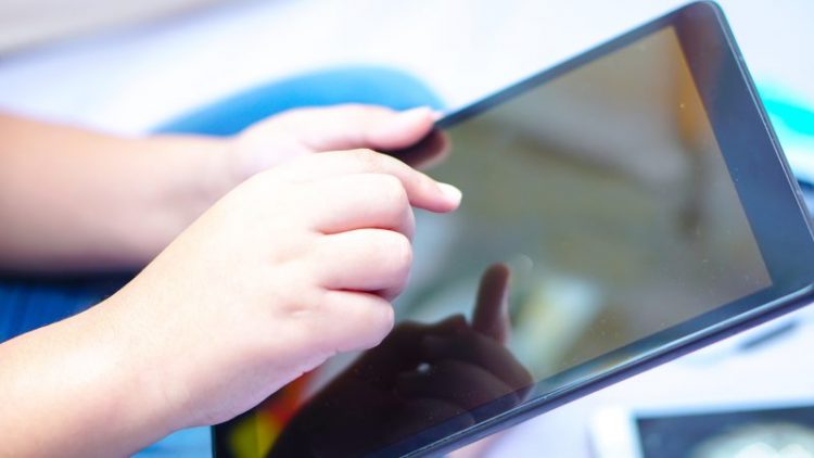 Niño de 12 años roba 63 tabletas y ordenador en Perú