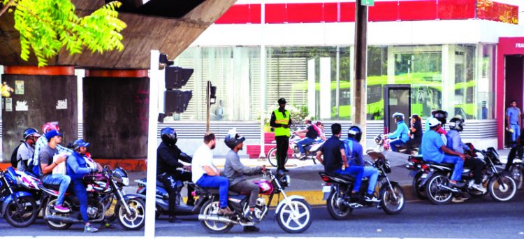 Autoridades aclaran que motoristas pagarán una placa, no impuesto