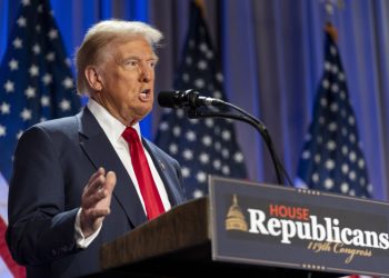 Tump cuestiona respuesta de la torre de control en el accidente aéreo en Washington