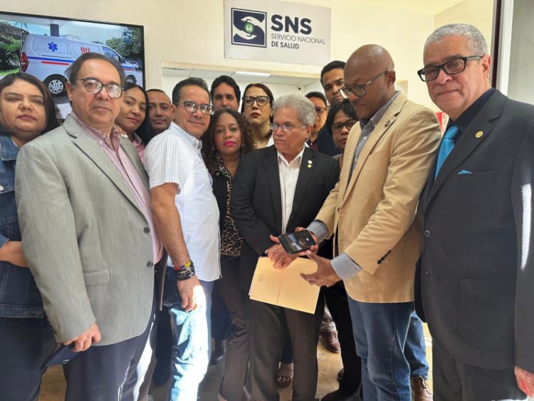 Colegio Médico suspende huelga de hambre tras acordar reunión con Mario Lama