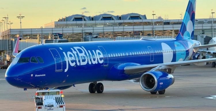 EE.UU. impone multa de dos millones de dólares a JetBlue por retrasos en sus vuelos