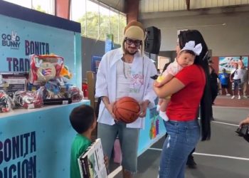 Bad Bunny reparte juguetes por el Día de Reyes en Puerto Rico