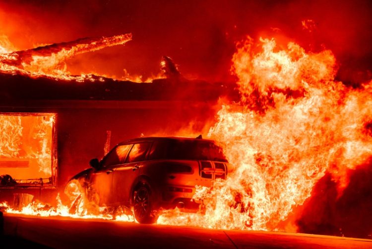 Más de 80,000 evacuados por incendios en Los Ángeles