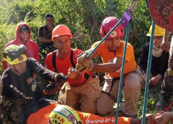 Rescatan a hombre de hoyo de 80 pies