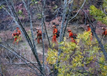Cientos de reclusos se unen a los bomberos para combatir los incendios en Los Ángeles