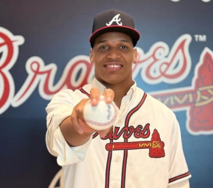 Bravos firman a dominicano de 16 años con US$ 1.8 millones