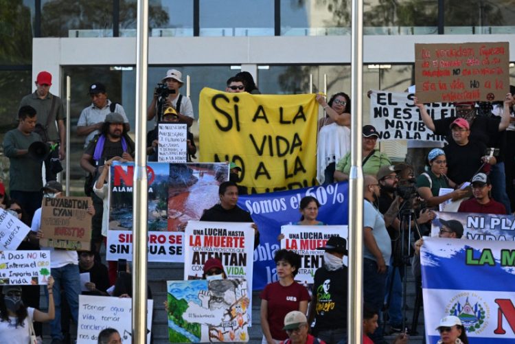 Salvadoreños protestan contra la ley minera de Bukele
