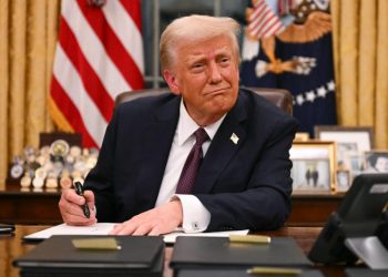 Trump firma decreto que exige a farmacéuticas bajar los precios de los medicamentos