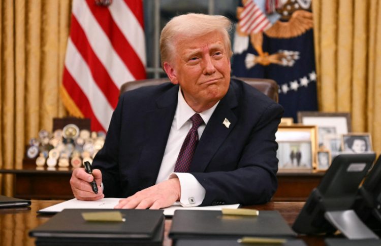 Trump firma decreto que exige a farmacéuticas bajar los precios de los medicamentos