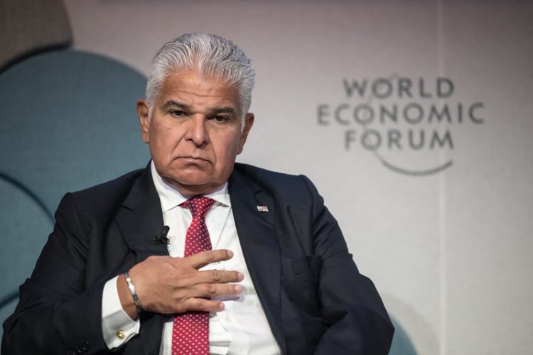 Panamá recibe primer vuelo con migrantes de varios países deportados por EE.UU.