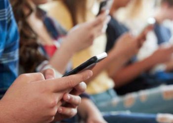 Crecen los países que prohíben celulares en las escuelas