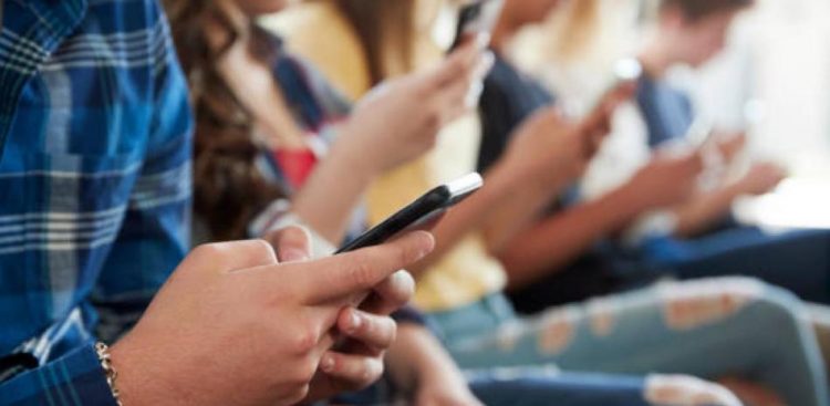 Crecen los países que prohíben celulares en las escuelas