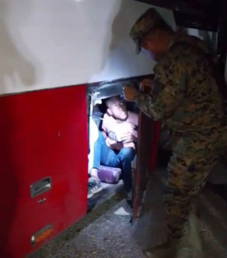 Detienen autobús con 24 haitianos indocumentados