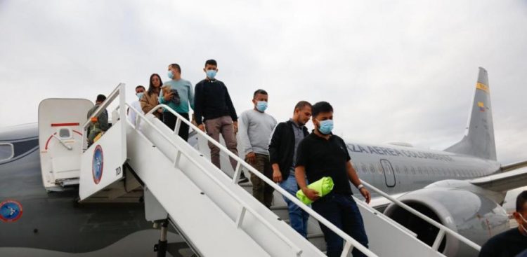 Petro recibe avión con 110 colombianos deportados