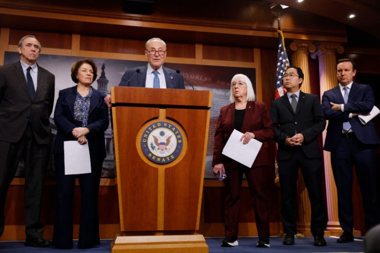 Trump ordena congelar los gastos federales