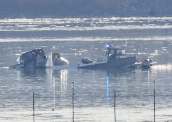 Continúa la búsqueda de 14 desaparecidos tras accidente aéreo en Washington