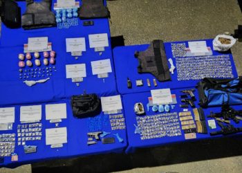 Desmantelan arsenal de armas y drogas en Santiago