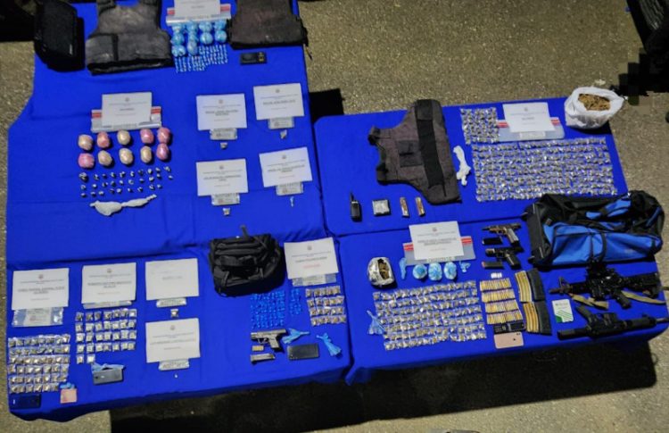 Desmantelan arsenal de armas y drogas en Santiago