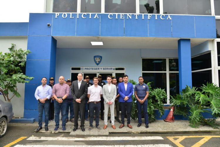 Policía Nacional recibe visita del director de Smytec, empresa líder en tecnología forense