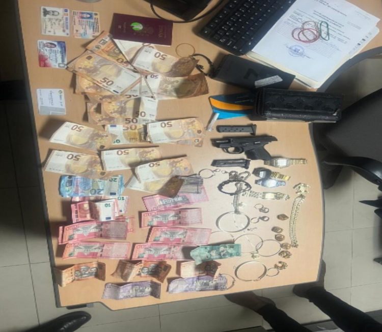 Apresan a dos hermanos acusados de asaltar a su tío en una casa de cambio