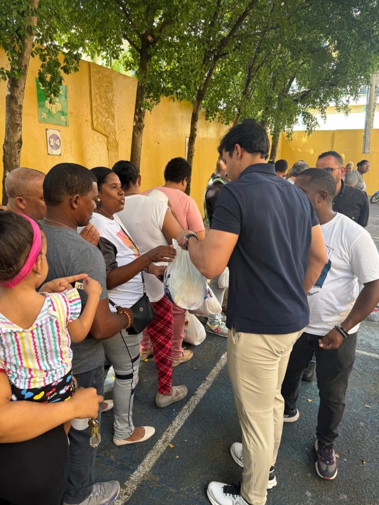 Raymond Rodríguez entrega 6 mil kits de alimentos en el Distrito Nacional