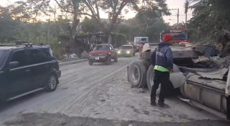 Dos muertos tras volcarse una patana en carretera Navarrete-Puerto Plata