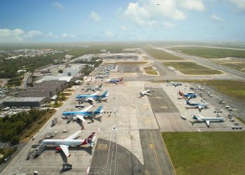 Empleada de Aeropuerto de Punta Cana le rompe el ticket de vuelo a un pasajero