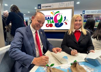 Alcaldía y turoperadores firman acuerdo en Fitur para atraer turistas al Carnaval de Santiago