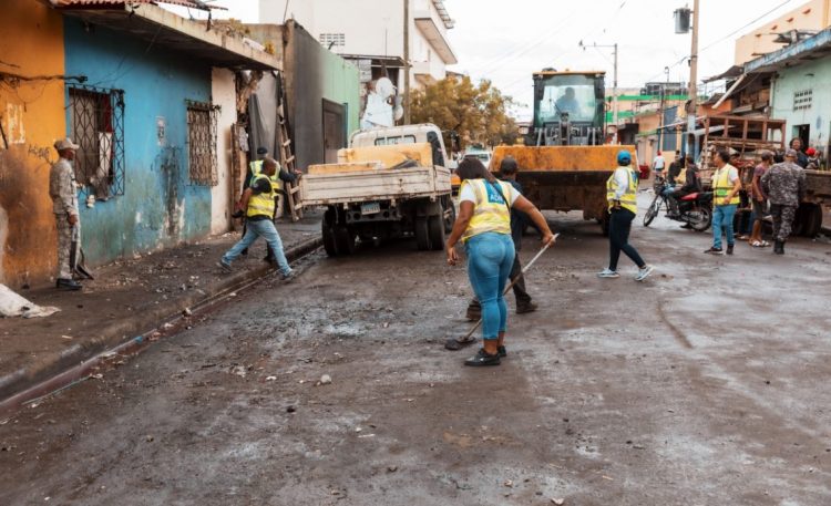Alcaldía del DN recupera aceras que eran ocupadas por negocios en Villa Consuelo