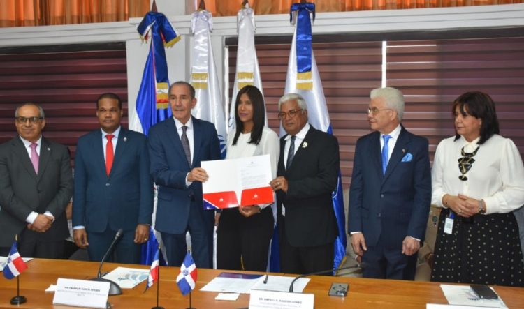 MESCyT y UASD otorgan becas a bienes nacionales para maestrías