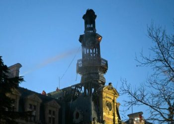 Incendio destruye campanario del ayuntamiento de distrito en París