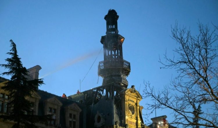 Incendio destruye campanario del ayuntamiento de distrito en París
