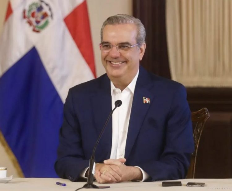 Abinader dona su salario del 2024 a causas sociales