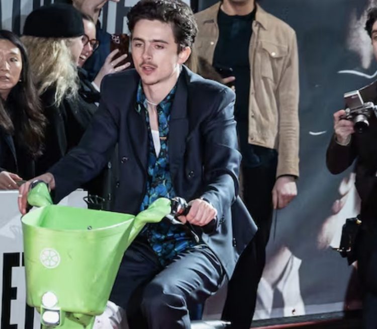 Timothée Chalamet multado por una bicicleta eléctrica en Londres