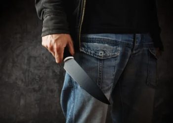 Hombre mata a su abuela y envía fotos a su familia