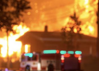 Madre apaga alarmas y quema su casa para matar a sus hijos