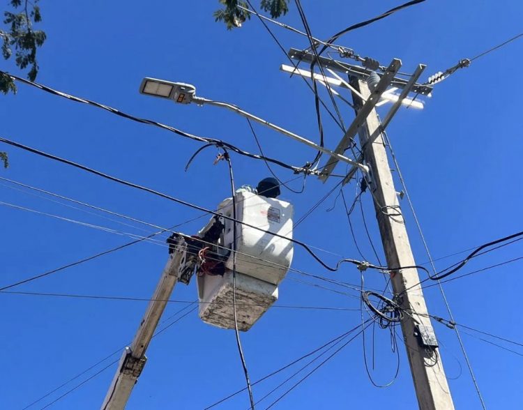 Edesur instala transformadores y cables en Peravia