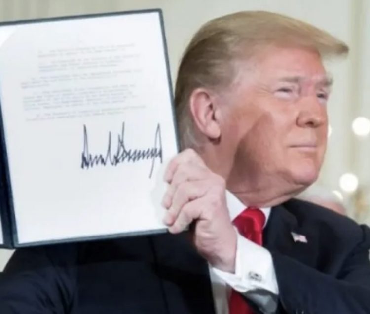 Donald Trump ordena por decreto volver a los sorbetes plástico