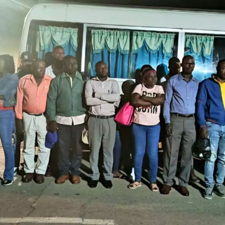 Ejército detiene a 17 haitianos en un autobús en Valverde